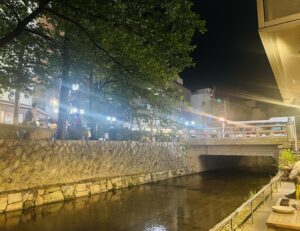 「京の夜風に誘われて」京都高瀬川で楽しむ、ピッツァとパスタの絶品ハーモニー